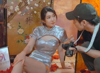 Em người mẫu yêu cầu thợ anh của anh lên giường